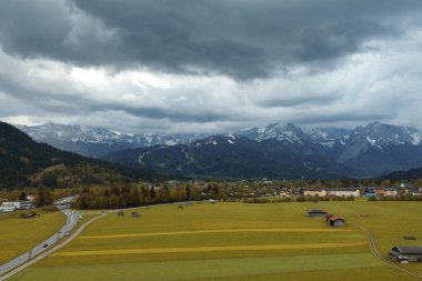 Bulutlu ufku olan karlı dağ sırtı