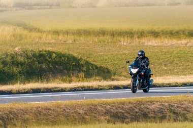 Yolda motosikletli açık hava aktivitesi.