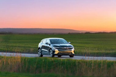 Pürüzsüz kırsal yolda gelecekteki elektrikli SUV