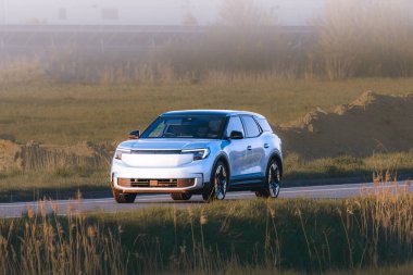 Çevre dostu araç huzur içinde hareket ediyor.