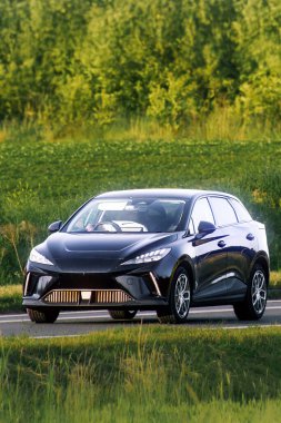 Elektrikli SUV temiz ulaşım yaşam tarzı sergiliyor