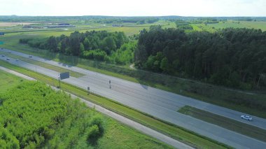 Yeşil arazide yoldaki araçlar