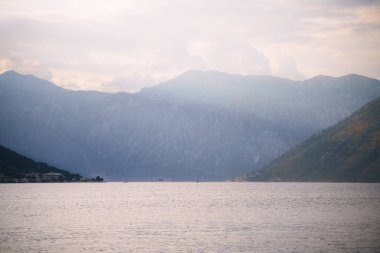 Adriyatik kıyısında güneşli engebeli dağlar