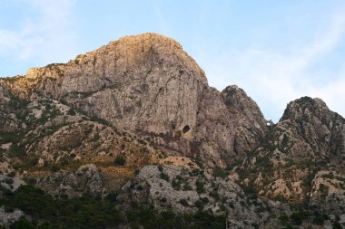 Görkemli dağlar, sakin Adriyatik sularıyla karşılaşıyor
