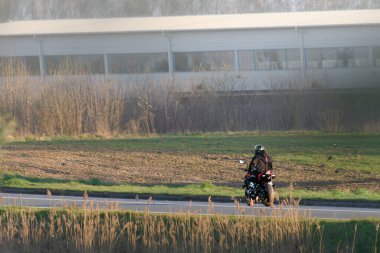 Spor motosiklet sürücüsü arazide hareket ediyor
