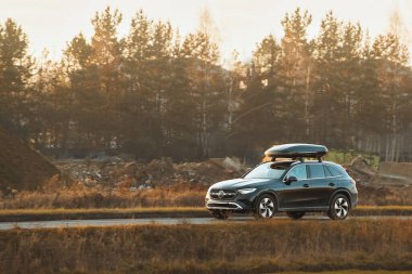 Çatı rafı ve kargo bagajı olan bir otomobil.