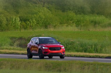 Lüks hibrit SUV güvenlik ve performans sunuyor