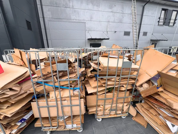 Metal kafeslerde karton atık