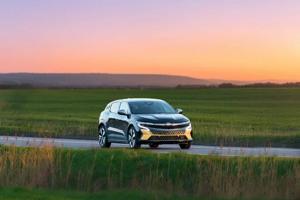 Pürüzsüz kırsal yolda gelecekteki elektrikli SUV