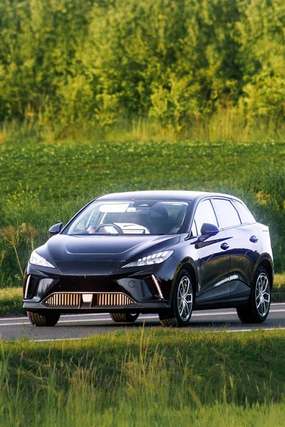 Elektrikli SUV temiz ulaşım yaşam tarzı sergiliyor