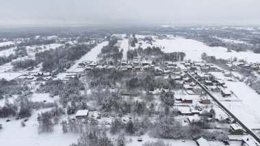 Soğuk kış gününde soğuk kırsal yerleşim