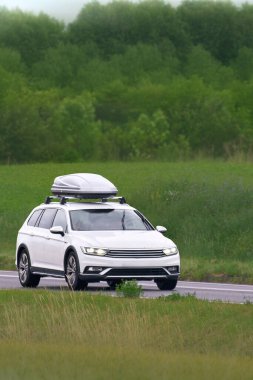 Çağdaş Beyaz Geçiş Çatı Taşıyıcı ile Sürüş