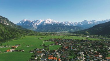 Geleneksel evleri olan resimli bir dağ vadisi.