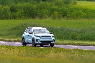 Kırsal yolda modern otomobil turu