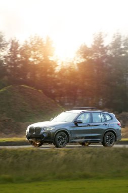 Modern SUV ile açık hava sürüş sahnesi