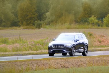 İsveç cipi kırsal yolda güvenli bir şekilde gidiyor.