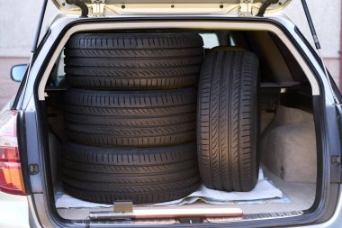 Bagajda mevsimlik lastik değiştirme hazırlığı