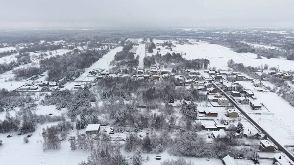 Soğuk kış gününde soğuk kırsal yerleşim