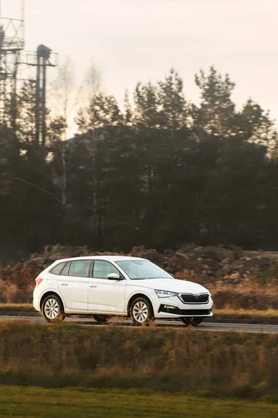 Açık kırsal yolda araba hareket halinde.