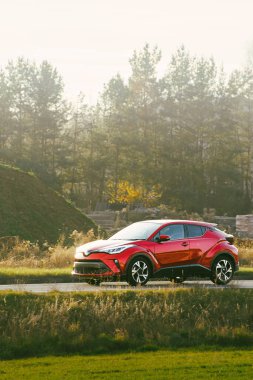 Spor SUV açık yolda ilerliyor.