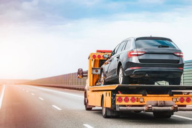 Engelli araç taşınırken yol kenarı yardım servisi