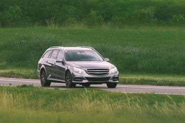 Uzun bir aile yolculuğu için güvenilir bir steyşın araba.