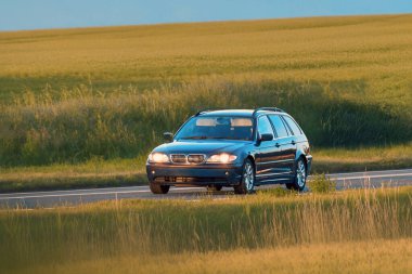 Açık otoyolda spor araba performansı