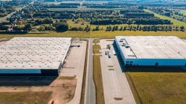 Nakliye terminali ve depo hava fotoğrafı.