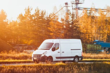 Beyaz nakliye aracı açık hava ayarları yapıyor