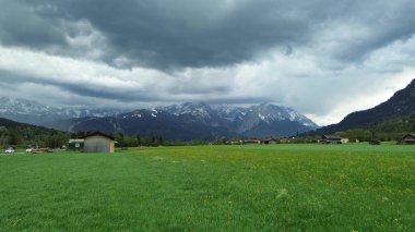 Alp dağlarının altındaki sakin bahar vadisi