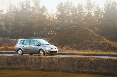 Kırsal alanda hatchback aracı