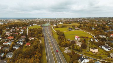 Manzaralı bir yolda giden araçlar