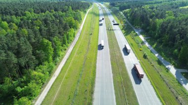 Otoyol manzaralı arabalar ve kamyonlar