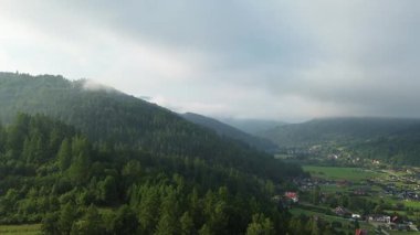 Huzurlu kırsal köy Altın sabah ışığında