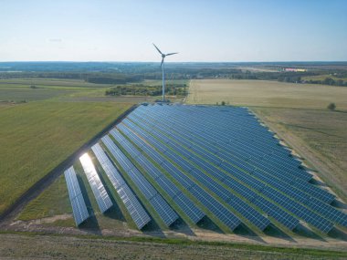 Türbinleri ve güneş pilleriyle yenilenebilir enerji endüstrisi