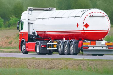 Tehlikeli yük tankeri ağır nakliye servisinde.