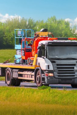 Geliştirme projesi için ağır ekipman taşımacılığı