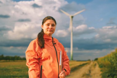 Yenilenebilir enerji sektöründe çalışan profesyonel bir kadın.