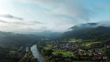 Kırmızı çatılı sakin dağ vadisi