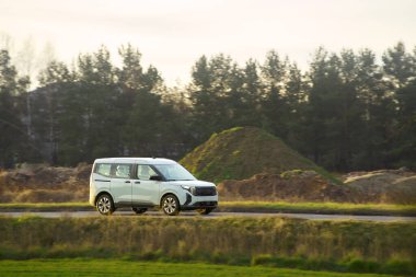 Açık yolda giden elektrikli bir araç.