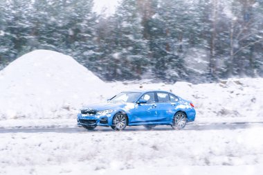 Melez araba buzlu yolda gidiyor.