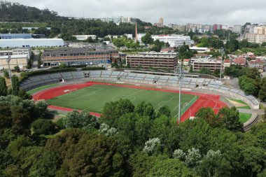 Yerel futbol antrenman sahasının insansız hava aracı görüntüleri.