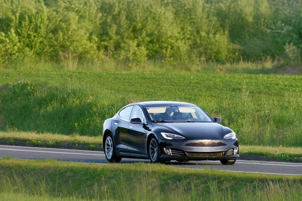 Temiz enerji aracı manzaralı kırsalda ilerliyor