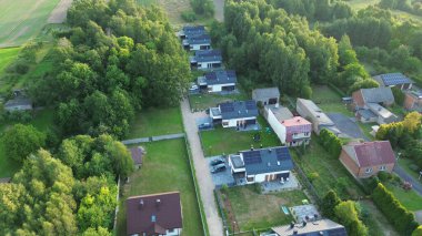 Ahşap kabin çatısında modern güneş sistemi