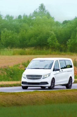 Taşıma aracı yeşil kırsal alandan geçiyor.