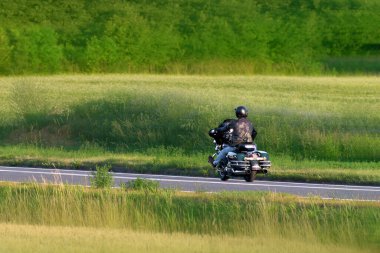 Motosiklet gezisinden zevk alan aktif bir insan.