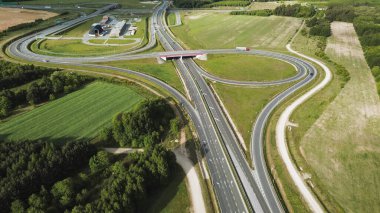 Çok şeritli otoyol kavşağının İHA fotoğrafı