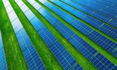 Büyük enerji çiftliğindeki mavi güneş pilleri