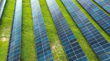 Yeşil alandaki güneş panelleri