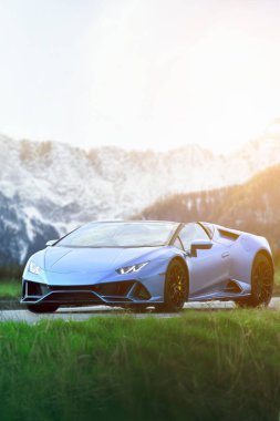 Açık arazide hareket eden lüks bir araba.